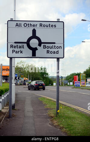 Un panneau routier sur Four Rose Lane à Whitely, lecture donnant des directives sur le prochain rond-point. Banque D'Images