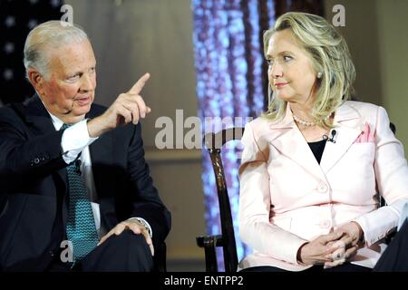 La secrétaire d'Etat américaine Hillary Rodham Clinton et ancien secrétaire d'État James A. Baker participer à une conversation sur la diplomatie, animée par Charlie Rose au département d'Etat le 20 juin 2012 à Washington, D.C. Banque D'Images