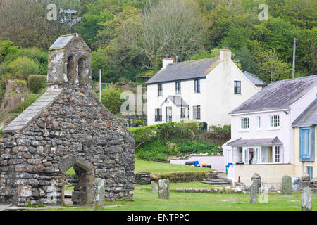 Vestiges de l'église St Brynach et chalets du MCG YR Eglwys, parc national de la côte du Pembrokeshire, pays de Galles, Royaume-Uni en mai Banque D'Images