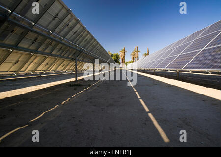 La puissance des panneaux solaires Furnace Creek Ranch en plein milieu de la Death Valley, Californie, États-Unis d'Amérique. Banque D'Images