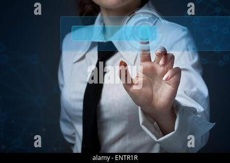 Le commerce, la technologie, internet et réseaux concept - businesswoman appui bouton sur les écrans virtuels Banque D'Images