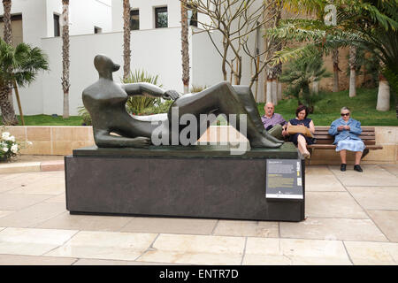 Sculpture Bronze inclinables 'forme' du sculpteur Henry Moore sur l'affichage dans les rues de la ville de Malaga, Andalousie, espagne. Banque D'Images