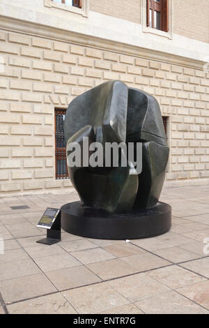 Sculpture en bronze "pièce de fermeture' du sculpteur Henry Moore sur l'affichage dans les rues de la ville de Malaga, Andalousie, espagne. Banque D'Images