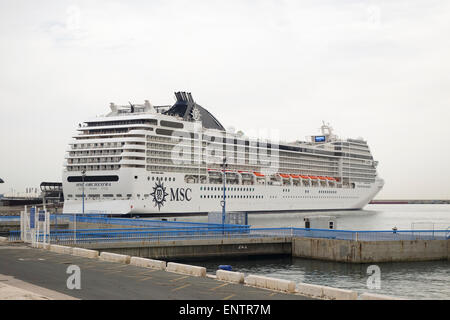 La ligne de croisière modernes, bateau de croisière, MSC Orchestra dans le port de Malaga, Costa del Sol, Espagne. Banque D'Images