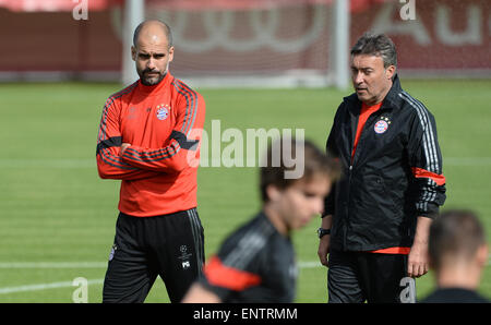 Munich, Allemagne. Le 11 mai, 2015. L'entraîneur-chef de Munich Josep Guardiola (L) et l'entraîneur adjoint, Domenec Torrent regarder les joueurs pendant une session de formation de club de football allemand FC Bayern Munich à l'Allianz Arena de Munich, Allemagne, 11 mai 2015. Munich fera face à FC Barcelone au cours de la deuxième étape de la demi-finale de la Ligue des Champions le 12 mai 2015. PHOTO : ANDREAS GEBERT/dpa/Alamy Live News Banque D'Images