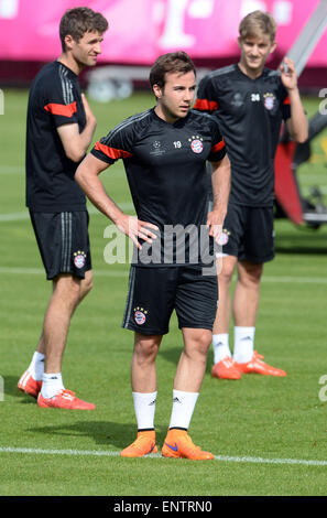 Munich, Allemagne. Le 11 mai, 2015. La Munich Mario Goetze (C) regarde les autres joueurs pendant une session de formation de club de football allemand FC Bayern Munich à l'Allianz Arena de Munich, Allemagne, 11 mai 2015. Munich fera face à FC Barcelone au cours de la deuxième étape de la demi-finale de la Ligue des Champions le 12 mai 2015. PHOTO : ANDREAS GEBERT/dpa/Alamy Live News Banque D'Images