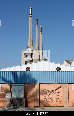 Trois cheminées fermées de puissance thermique du Besòs, rue Sant Adrià de Besòs, Barcelone, Catalogne, Espagne. Banque D'Images