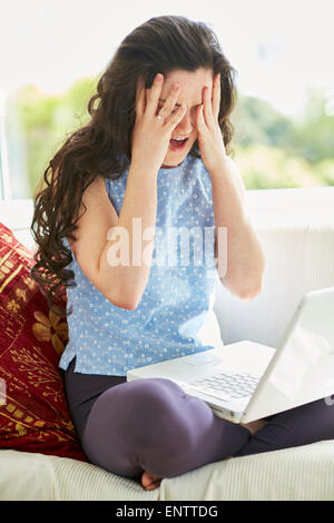 En ligne a souligné girl using laptop Banque D'Images