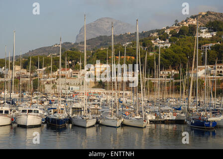 Yachts dans le Club Nautico à Javea, avec port de pêche et montagne Montgo derrière, Costa Blanca, Province d'Alicante, Espagne Banque D'Images