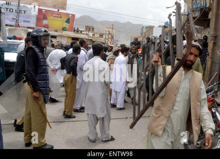 L'opération en cours contre la démolition de l'invasion illégale au cours de l'entraînement à l'empiétement anti Mezan Chowk à Quetta le Lundi, Mai 11, 2015. Banque D'Images