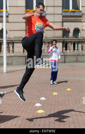 Victoria Square, Birmingham, UK.11 Mai 2015.Robbie Grabarz réchauffe avant de démontrer son highjump compétences à l'heure du déjeuner les foules à Birmingham d'aujourd'hui. Il était là pour promouvoir le Sainsbury's Summer Series British Athlétisme. Robbie a remporté une médaille de bronze pour la Grande-Bretagne dans les Jeux Olympiques de 2012. Crédit : Chris Gibson/Alamy Live News. Banque D'Images