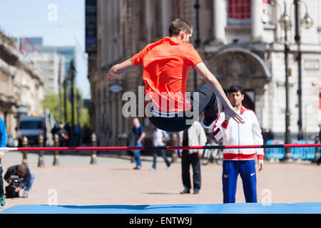 Victoria Square, Birmingham, UK.11 Mai 2015.Robbie Grabarz médaillé de bronze olympique de 2012 efface la barre basse avec facilité. Il était à Birmingham pour promouvoir le Sainsbury's Summer Series British Athlétisme. Crédit : Chris Gibson/Alamy Live News. Banque D'Images