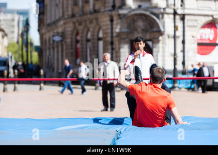 Victoria Square, Birmingham, UK.11 Mai 2015.Robbie Grabarz médaillé de bronze olympique de 2012 efface la barre basse avec facilité. Il était à Birmingham pour promouvoir le Sainsbury's Summer Series British Athlétisme. Crédit : Chris Gibson/Alamy Live News. Banque D'Images