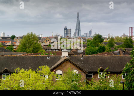 Vue sur le Shard et maisons d'habitation de discontinue Hill, Rotherhithe, Londres. Banque D'Images