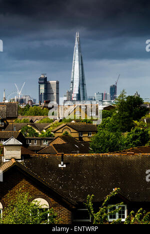 Vue sur le Shard et maisons d'habitation de discontinue Hill, Rotherhithe, Londres. Banque D'Images