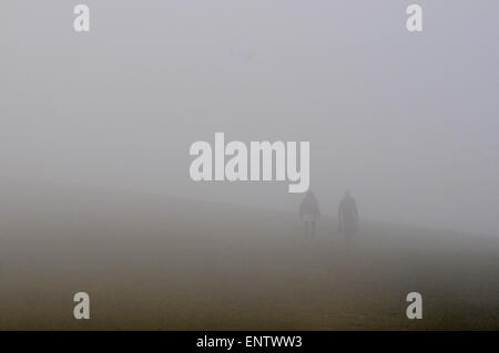 Eastbourne, East Sussex, Royaume-Uni. 11 mai 2015. Royaume-Uni Météo : la brume dense de la mer roule le long de la côte. Un peu plus d'un kilomètre à l'intérieur des terres, il y a un soleil éclatant Banque D'Images