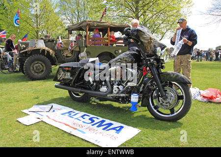 Ex Servicemans reptile dépourvu britannique Association (BLESMA) 'hommage' de l'Armée de Harley-Davidson, commandé par Mike Hollis. Dimanche, 10 mai châtaignier 2015. Bushy Park, Hampton Court, London Borough of Richmond, Angleterre, Grande-Bretagne, Royaume-Uni, UK, Europe. Vintage et classic parade véhicule et affiche avec attractions foraines et des reconstitutions militaires. Crédit : Ian Bouteille / Alamy Live News Banque D'Images