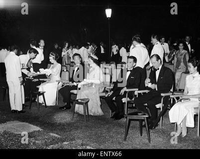 Tournée royale. La Reine et le duc d'Édimbourg et la princesse Anne à l'Istana à Singapour avec le Premier Ministre de Singapour Lee Kuan Yew et président Sheares. 21 févr. 1972. Banque D'Images