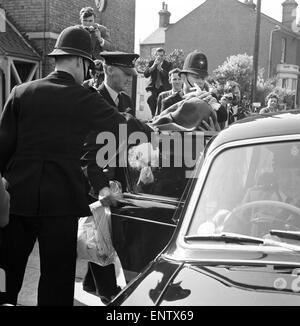 Thomas Wisbey, Great Train Robber, est escorté de Linslade par des officiers de police judiciaire, le 12 septembre 1963. En 1965 Thomas Wisbey a été emprisonné pendant 30 ans pour son rôle dans le grand raid 2 750 000 €. Wisbey, qui a été libéré en 1976. Banque D'Images