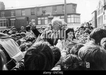 Jon Pertwee et Elizabeth Sladen actrice qui jouer au docteur qui s'accompagne de Sarah Jane Smith dans la série télévisée, photographié à Blackpool Lancashire pour ouvrir une exposition de Daleks. 1er avril 1974. Banque D'Images