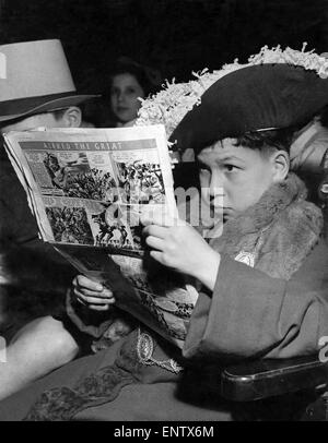 Jeune John Hoffman de Thornhill est primaire le maire Hamelin mais il stills lit ses bd sur Alfred le Grand en attendant les répétitions. Le 24 mars 1954. Banque D'Images