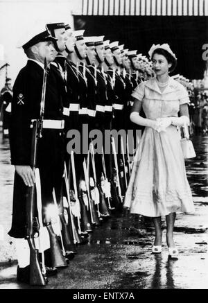 La Reine inspecte une garde d'honneur de la Marine à Auckland , Nouvelle-Zélande. Le 28 décembre 1953. Banque D'Images