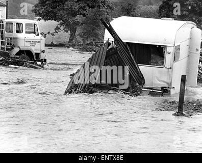 Inondations en Berryscaur, Boreland, Lockerbie, Dumfriesshire, 14 juin 1979. C'est le 4ème inondation dans le village de 12 ans, un 24 pieds de section de route a été détruit, et une caravane emportée par les torrents d'eau. Banque D'Images