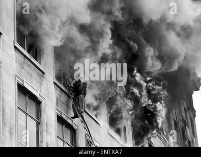 Incendie au magasin Woolworths departent dans le centre de Manchester, le mardi 8 mai 1979. Le magasin Woolworths était la plus importante en Europe, avec 6 étages et deux niveaux de sous-sol. L'incendie, qui a débuté au deuxième étage ameublement ministère, a tué neuf shoppers et un membre du personnel. On croit que l'incendie a été commencé par un câble électrique endommagé, qui a empilé de meubles en face d'elle. Banque D'Images