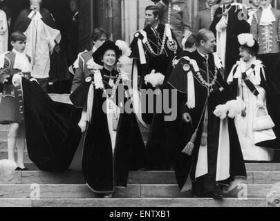 Jarretière Cérémonie à Windsor. La Reine et le duc d'Édimbourg, suivie par la Reine mère et le Prince Charles. 17 juin 1975. Banque D'Images