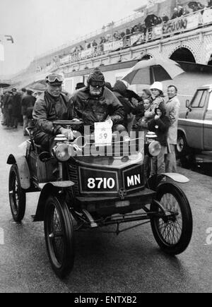 Un concurrent dans le Londres à Brighton veteran car run vu ici sur la promenade de Brighton à la fin de la course . 4er novembre 1979 Banque D'Images