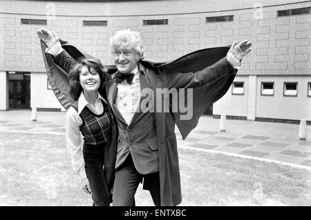 Elisabeth Sladen avec Jon Pertwee debout dans la cour du centre de télévision de la BBC après qu'il a été annoncé qu'elle jouera à Sarah Jane Smith, un jeune journaliste sur un magazine féminin qui devient l'assistant du médecin dans la nouvelle série Doctor Who. 26 juin 1973. Banque D'Images