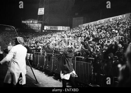 De l'Action 1974 demi-finale de Coupe de Ligue. Wolverhampton Wanderers 1-1 Norwich City 1974 demi-finale de Coupe de Ligue de 1ère manche 23/01/1974 Banque D'Images