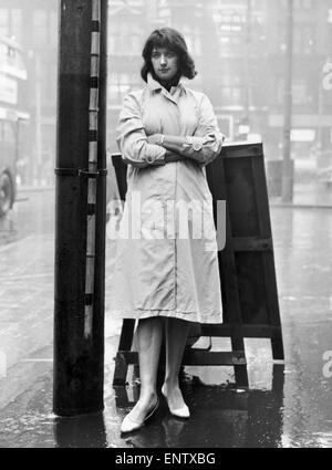 Shelagh Delaney dramaturge né de Salford, photographié après une conférence de presse avant la réception de sa nouvelle pièce "Le Lion amoureux" ouverture au Palace Theatre, Manchester. Septembre 1960. Banque D'Images