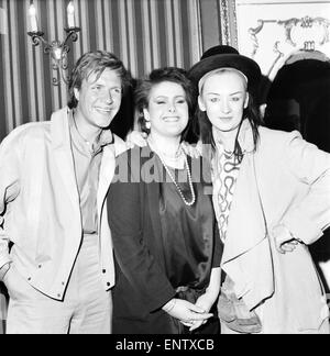 Rock et Pop britannique award au London's Lyceum Ballroom. Chanteur du groupe Culture Club Boy George (à droite) célèbre après avoir remporté le Prix des lecteurs du Daily Mirror pour la musique exceptionnelle personnalité avec Alison Moyet du duo pop Yazoo (centre), qui a remporté le prix de Meilleure chanteuse et Simon Le Bon de Duran Duran qui ont pris le meilleur chanteur masculin prix. 9 février 1983. Banque D'Images