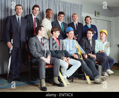 Membres de Sutton United Football club vêtus de leurs vêtements de travail de tous les jours, de poser pour une séance photo choc peu après leur victoire sur Coventry City dans la FA Cup troisième ronde correspondent. Janvier 1989. Banque D'Images