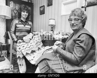 Edina Lena et Haute Couture tricot ont chacun des vêtements tricotés à la main, l'un de leurs est arteas Plymouth et Joan Latham (37) recrute accueil tricots ici. Elle avait l'habitude d'être une tricoteuse mais maintenant elle-même le fonctionnement du simulateur. Notre photo montre : Gwen Hooper (62) une veuve (à droite) à la maison. Banque D'Images