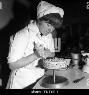 Finale du concours de cuisine de l'armée. La restauration du centre de formation de l'Armée de Corps à Saint-omer Barracks Aldershot a vu l'Armée de cuisiniers dans un événement annuel qui a débuté il y a 70 ans. Des prix ont été présentés par Dame Jolly épouse du général sir Alan Jolly du quartier-maître général. 30 avril 1969 Banque D'Images