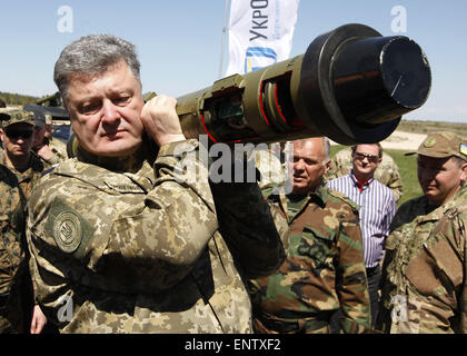 Kiev, Ukraine. Le 11 mai, 2015. Le président ukrainien Porochenko lors de la visite d'un terrain d'entraînement militaire ''esna'', où il a pris connaissance avec les échantillons de la dernière arme antichar développé par l'entreprise ''Ukroboronprom'' et regarda son test, dans la région de Kiev, Ukraine, le 11 mai, 2015. Le président a déclaré qu'une éventuelle attaque du réservoir est le plus dangereux. Crédit : Serg Glovny/ZUMA/ZUMAPRESS.com/Alamy fil Live News Banque D'Images