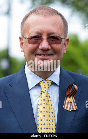 Londres, Royaume-Uni. 11 mai 2015. Sur la photo : l'Ambassadeur de Russie auprès de l'UK Alexandre Yakovenko. Halcyon Gallery dévoile 'elle Guardian', une sculpture monumentale de sculpteur et artiste Dashi Namdakov à Marble Arch. La statue de bronze s'élève 11 mètres de griffe de bout d'aile et dépeint un univers fantastique et mystique féline femelle protégeant ses petits. Il 'Guardian' a mis plus de deux ans pour créer et pèse 4 300 kg. Dashi Namdakov est en ce moment à Halcyon Gallery, Londres. Banque D'Images