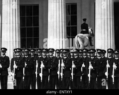 Le défilé du souverain à la fin de chaque terme marque l'évanouissement de Sandhurst des élèves-officiers qui ont suivi le cours de mise en service au cours de la cérémonie, le sabre d'honneur, l'Épée d'outre-mer et la Médaille de la reine sont attribuées par le représentant du souverain au top Les élèves-officiers. Le défilé se termine traditionnellement avec l'Adjudant équitation son cheval monter les marches de l'ancien collège comme il suit les élèves-officiers diplômés par la grande entrée. Vers 1965 Banque D'Images