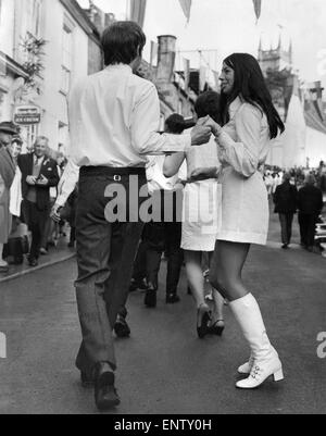 L'Helston Cornwall) à la danse (danseurs dans chacune des diverses danses sautées à environ trois milles à travers toutes les rues principales de la ville. Mai 1969 P029103 Banque D'Images