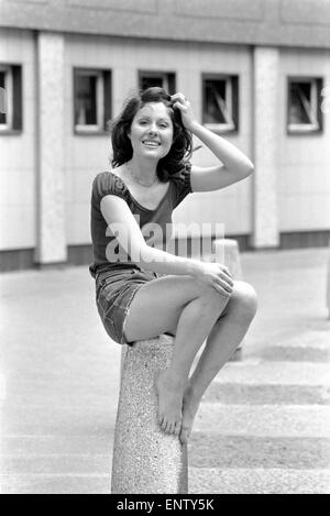 Elisabeth Sladen dans la cour de BBC Television Centre après qu'il a été annoncé qu'elle jouera à Sarah Jane Smith, un jeune journaliste sur un magazine féminin qui devient l'assistant du médecin dans la nouvelle série Doctor Who. 26 juin 1973. Banque D'Images