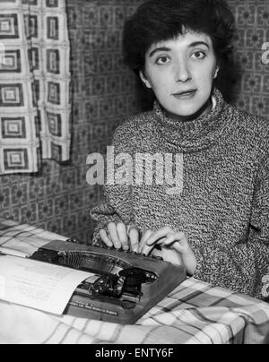 Dramaturge Shelagh Delaney Salford né à travailler sur sa machine à écrire à son domicile à Duché Road, Salford avant la première de sa pièce "Un goût de miel" qui est d'ouvrir à la West End theatre en février. 1er janvier 1959. Banque D'Images