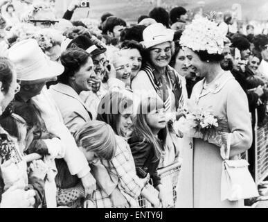 Visite royale à l'île de Man. La Reine salue la foule à Douglas. 3 août 1972. Banque D'Images