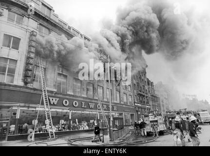 Incendie au magasin Woolworths departent dans le centre de Manchester, le mardi 8 mai 1979. Le magasin Woolworths était la plus importante en Europe, avec 6 étages et deux niveaux de sous-sol. L'incendie, qui a débuté au deuxième étage ameublement ministère, a tué neuf shoppers et un membre du personnel. On croit que l'incendie a été commencé par un câble électrique endommagé, qui a empilé de meubles en face d'elle. Banque D'Images
