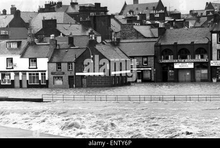 Rue principale de Whitesands, Dumfries, inondé lorsque le Rover burst Nith ses rives et tourbillonnait en boutiques, des maisons et des pubs, 30 janvier 1974. Banque D'Images