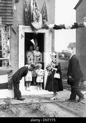 La Reine se rend à un ancien combattant lors de son couronnement, tour d'Écosse en 1953. Banque D'Images