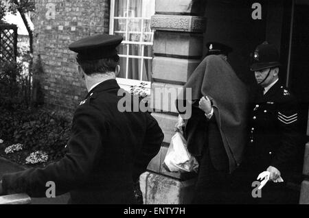 Thomas Wisbey, Great Train Robber, est escorté de Linslade par des officiers de police judiciaire, le 12 septembre 1963. En 1965 Thomas Wisbey a été emprisonné pendant 30 ans pour son rôle dans le grand raid 2 750 000 €. Wisbey, qui a été libéré en 1976. Banque D'Images