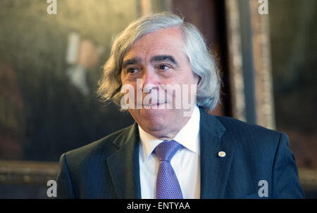 Hambourg, Allemagne. Le 11 mai, 2015. Le Secrétaire de l'énergie Ernest Moniz participe à une réunion du G7 des ministres de l'énergie à l'hôtel de ville de Hambourg, Allemagne, 11 mai 2015. Photo : Daniel Reinhardt/dpa/Alamy Live News Banque D'Images