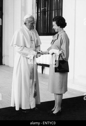 Le Pape en Grande-Bretagne. Le Pape Jean Paul accueille la reine Elizabeth II. 1er juin 1982. Banque D'Images